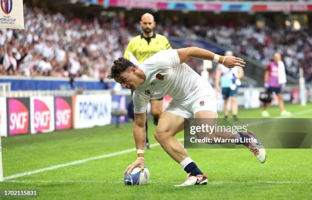 Henry Arundell of England scores his team's ninth try during the Rugby World Cup France 2023 match between England and Chile at Stade Pierre Mauroy...