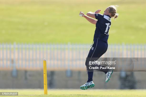 Kim Garth of Victoria bowls during the WNCL match between Western Australia and Victoria at the WACA, on September 26 in Perth, Australia.