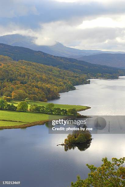 the queens view...you've seen the movie right? - loch tummel stock pictures, royalty-free photos & images