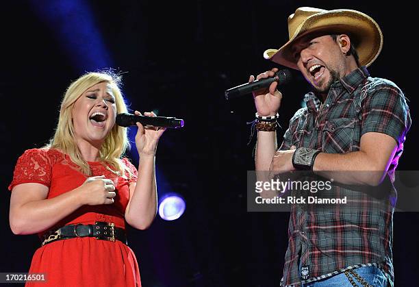 Kelly Clarkson and Jason Aldean perform during the 2013 CMA Music Festival on June 8, 2013 at LP Field in Nashville, Tennessee.