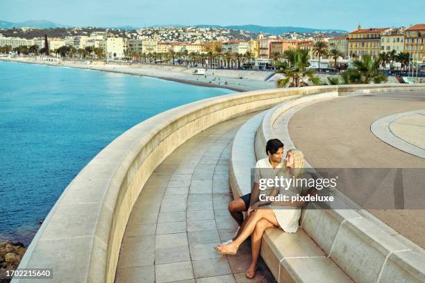 sweeping views, tight budgets: happy millennial stories from nice - nizza 個照片及圖片檔