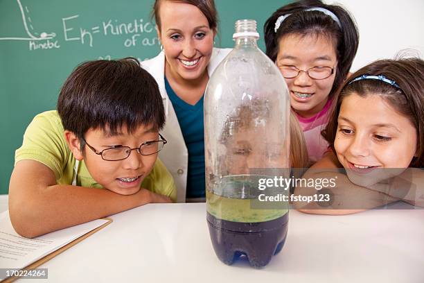 multi ethnischen studenten machen ein experiment biologie lab - lavalampe stock-fotos und bilder