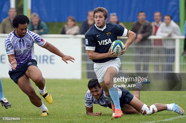 Argentina's fullback Axel Cordero breaks away during the IRB Under 20 Junior World Championship rugby match Argentina vs Samoa on June 9, 2013 at the...