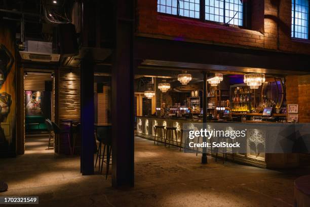 un club nocturno vacío - bar fotografías e imágenes de stock