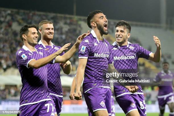 Nicolás Iván González of ACF Fiorentina celebrates after scoring a goal during the Serie A TIM match between ACF Fiorentina and Cagliari Calcio at...