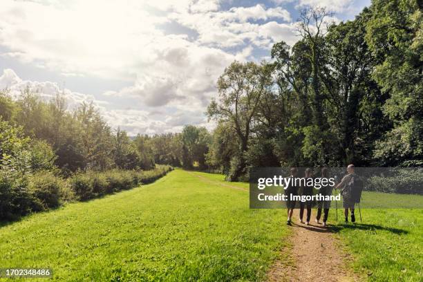 family hiking in the cotswolds , gloucestershire, united kingdom - cotswolds stockfoto's en -beelden