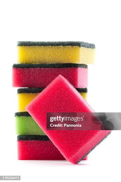 spugne su bianco - spugna per le pulizie foto e immagini stock