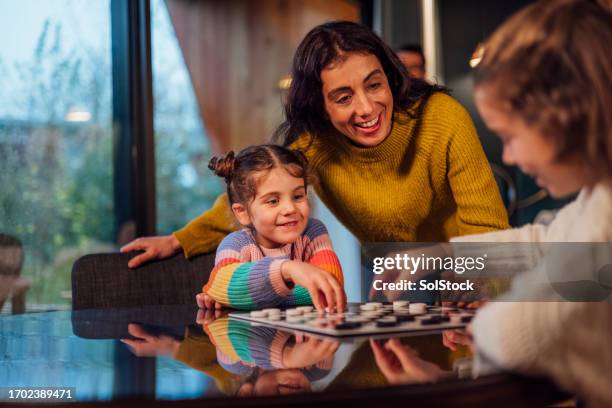 spieleabend für mutter und töchter - familie brettspiel stock-fotos und bilder