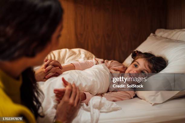 mother putting the little one to bed - good night imagens e fotografias de stock