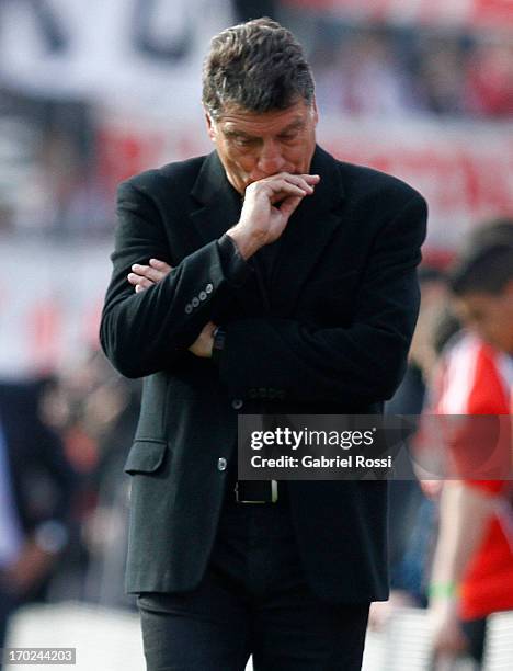 Miguel Angel Brindisi coach of Independiente laments during a match between River Plate and Independiente as part of the Torneo Final 2013 at the...