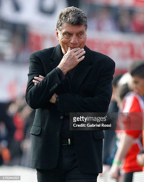 Miguel Angel Brindisi coach of Independiente laments during a match between River Plate and Independiente as part of the Torneo Final 2013 at the...