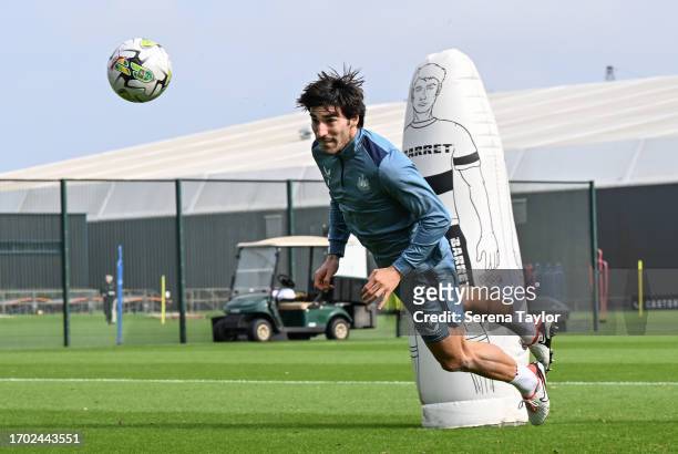 Sandro Tonali heads the ball in a drill during the Newcastle United Training Session at the Newcastle United Training Centre on September 26, 2023 in...