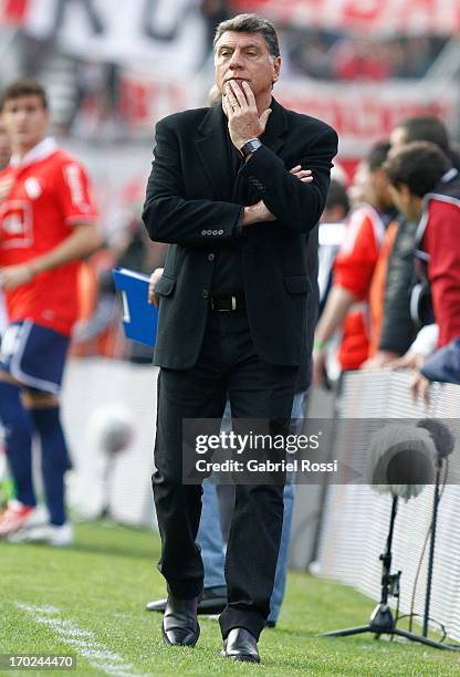 Miguel Angel Brindisi coach of Independiente laments during a match between River Plate and Independiente as part of the Torneo Final 2013 at the...