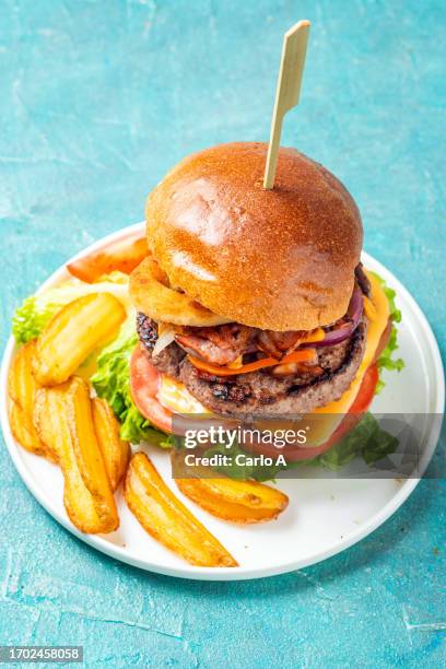 cheeseburger with potato wedges - cheeseburger overhead stock pictures, royalty-free photos & images
