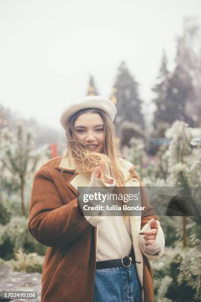 young happy woman on a christmas market - irritation cutanée photos et images de collection