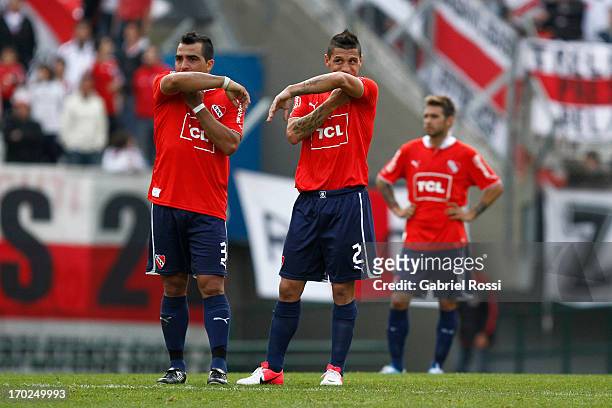 Claudio Morel Rodríguez and Cristian Tula of Independiente lament after a match between River Plate and Independiente as part of the Torneo Final...