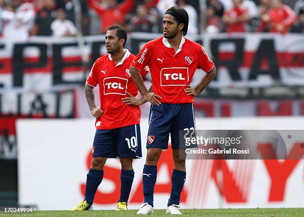 Daniel Montenegro and Fabian Vargas of Independiente lament after a match between River Plate and Independiente as part of the Torneo Final 2013 at...