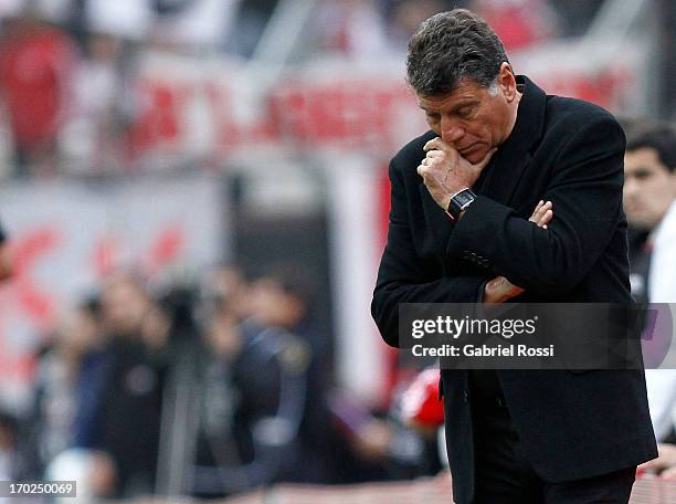 Miguel Angel Brindisi coach of Independiente reacts during a match between River Plate and Independiente as part of the Torneo Final 2013 at the...