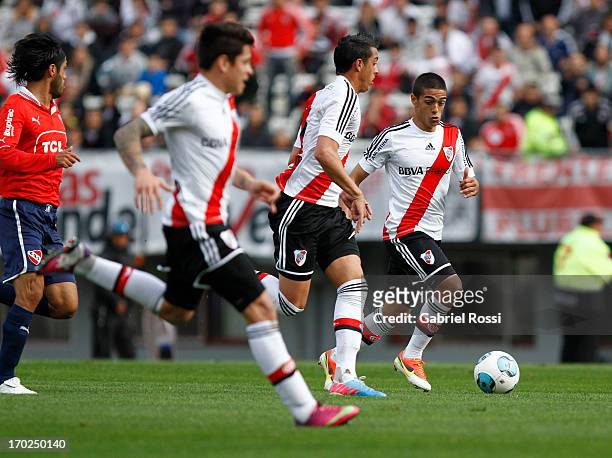 Manuel Lanzini of River Plate drives the ball during a match between River Plate and Independiente as part of the Torneo Final 2013 at the Monumental...
