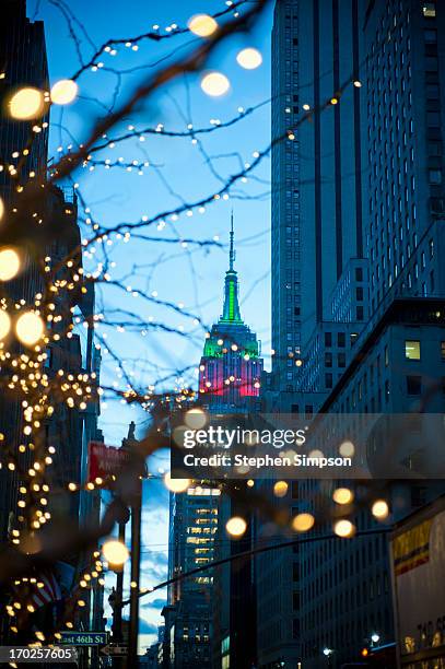 christmas in the city, empire state building - christmas newyork stockfoto's en -beelden