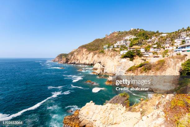 acantilados y casas en la zona de la quebrada en acapulco - acapulco fotografías e imágenes de stock