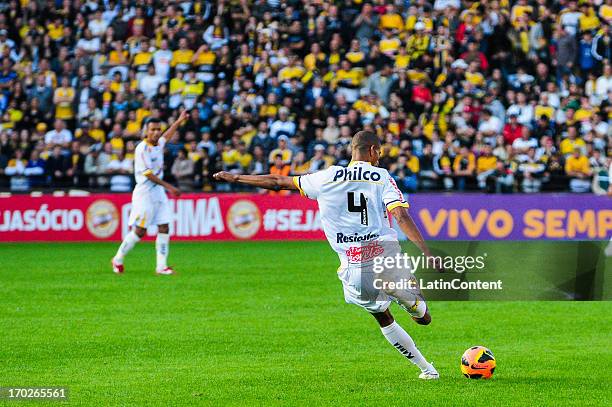 Ewerton Pascoa from Criciuma in action during the match between Flamengo and Criciúma as part of the Brazilian Serie A 2013 on June 08, 2013 in...