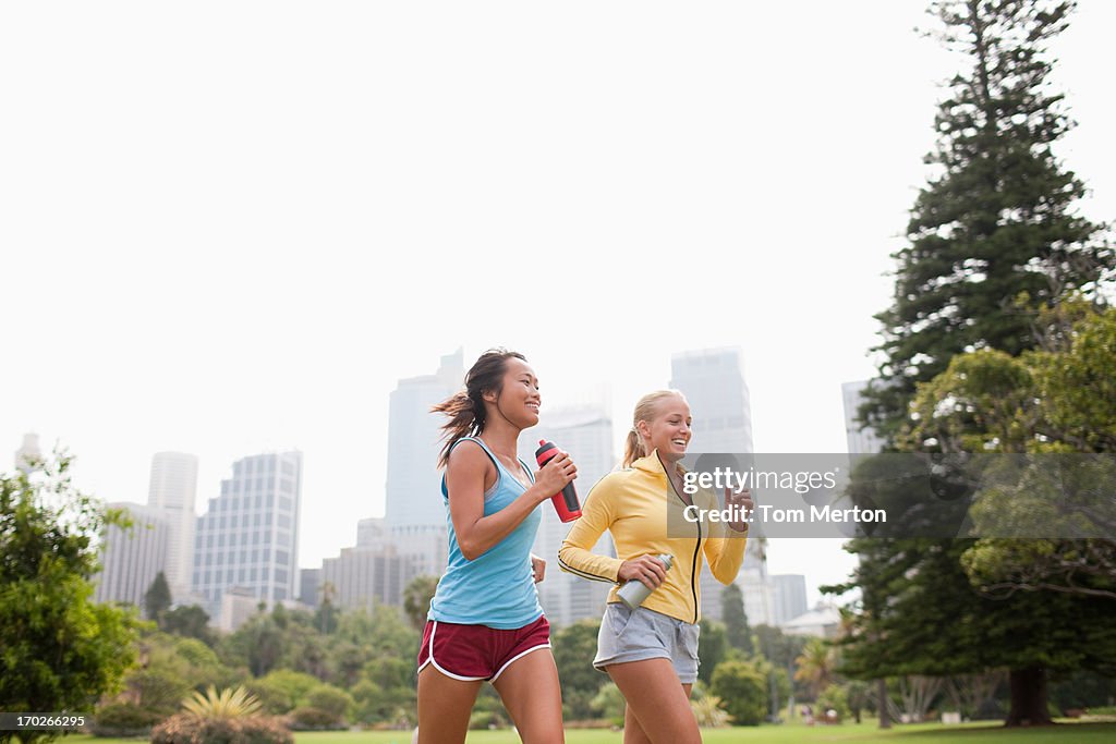 Amigos corriendo en el parque urbano