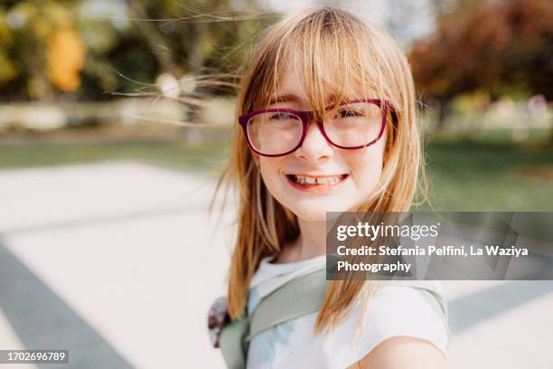 portrait of a cute smiling little girl wearing eyeglasses - myopia 個照片及圖片檔