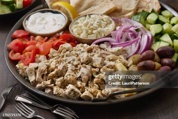 chicken souvlaki platter with tzatziki sauce - tzatziki stock pictures, royalty-free photos & images