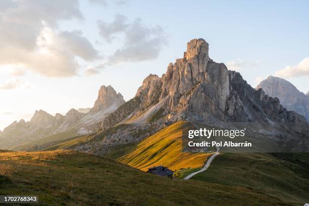 fantastic sunset landscape, alpine pass and high mountains, passo giau with famous ra gusela, nuvolau peaks in background, dolomites, italy, europe - cortina d'ampezzo foto e immagini stock