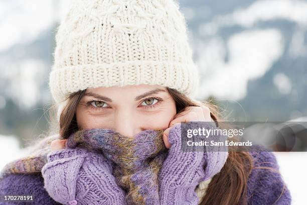 frau mit mütze, schal und handschuhe - beanie stock-fotos und bilder