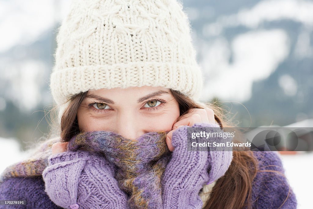 Donna con cappello, sciarpa e guanti