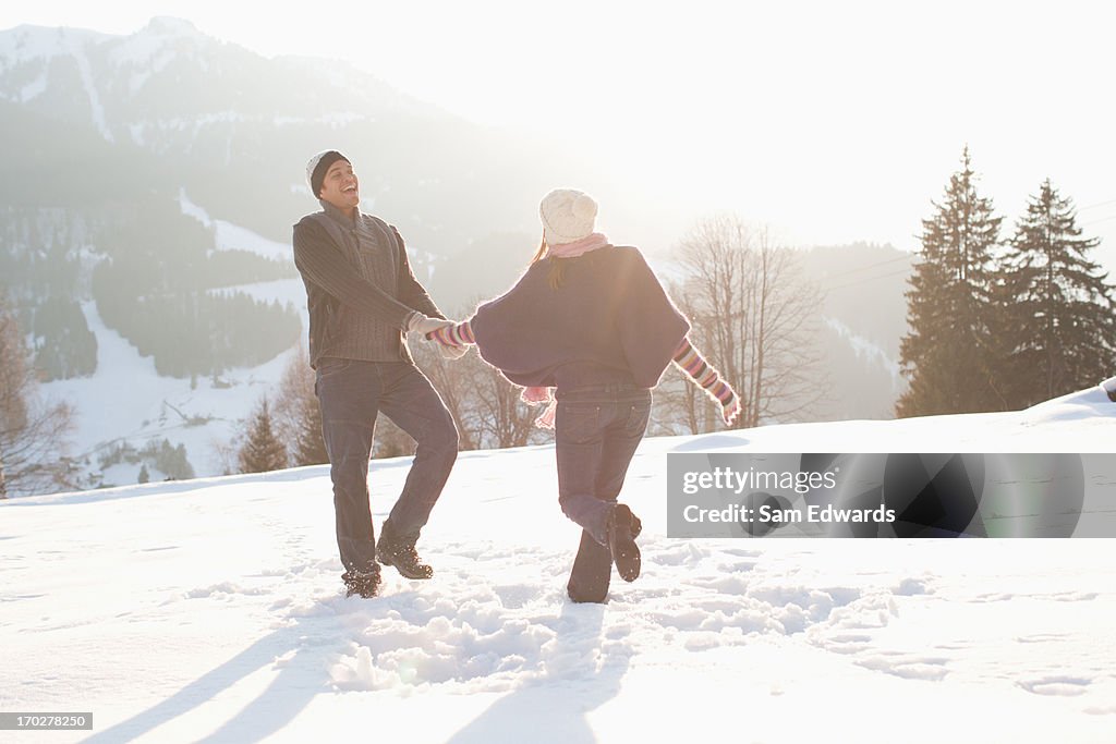 Casal caminhar através de Neve