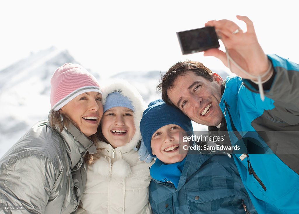 Família tendo Auto-retrato na Neve