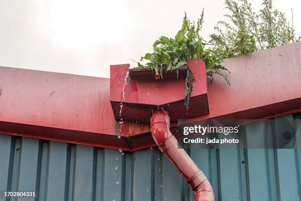 red rainwater drain system and downspout - rain gutter imagens e fotografias de stock