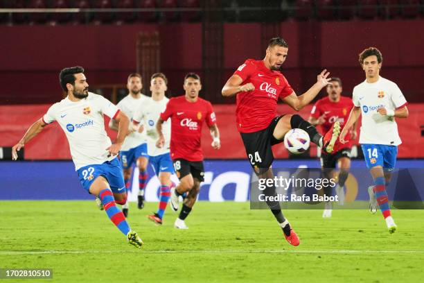 Martin Valjent of RCD Mallorca passes the ball during the LaLiga EA Sports match between RCD Mallorca and FC Barcelona at Estadi de Son Moix on...