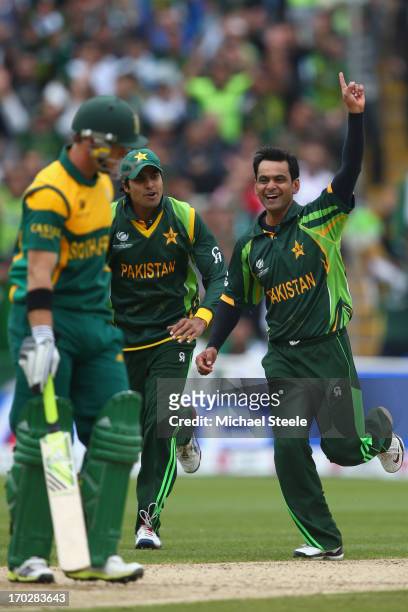 Muhammad Hafeez celebrates with Umar Amin of Pakistan after trapping Colin Ingram of South Africa lbw during the ICC Champions Trophy Group B match...