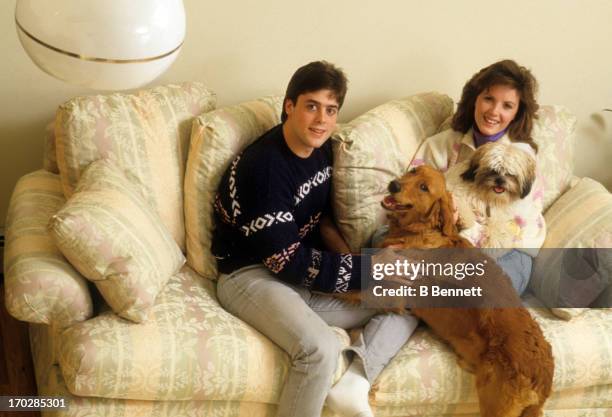 Pat LaFontaine of the New York Islanders sits on the couch with his wife Mary Beth and their dogs circa 1985 at their home in New York.