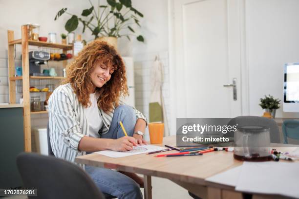 relaxing with colors at home - knooppatroon stockfoto's en -beelden