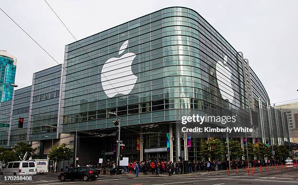 Media and attendees wait in line for the keynote address during the 2013 Apple WWDC at the Moscone Center on June 10, 2013 in San Francisco,...