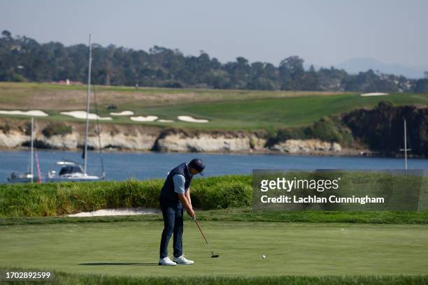 Justin Leonard of the United States plays putts on the 17th green during the third round of the PURE Insurance Championship at Pebble Beach Golf...
