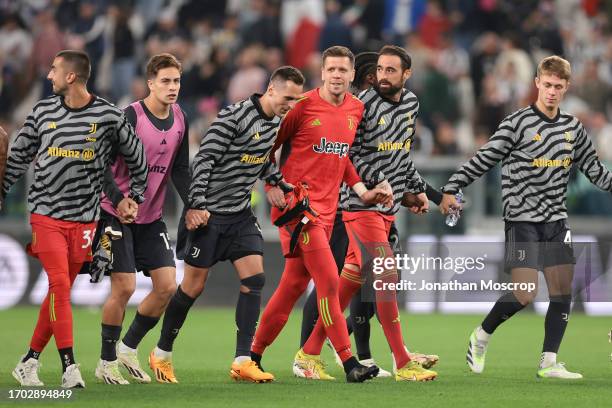 Juventus players celebrate the 1-0 victory following the final whistle of the Serie A TIM match between Juventus and US Lecce at Allianz Stadium on...