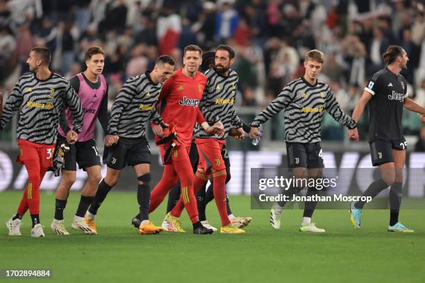 Juventus players celebrate the 1-0 victory following the final whistle of the Serie A TIM match between Juventus and US Lecce at Allianz Stadium on...
