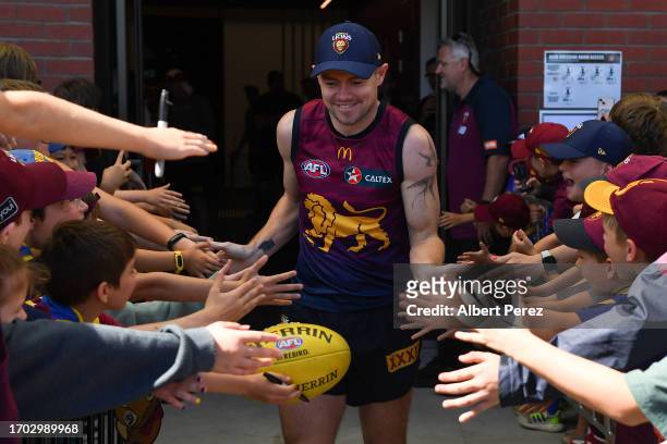 Lachie Neale interacts with fans during a Brisbane Lions AFL training session at Brighton Homes Arena on September 26, 2023 in Ipswich, Australia.