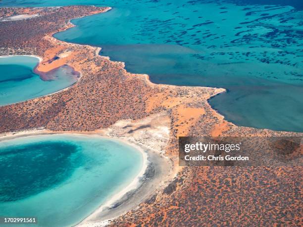luftaufnahme der abgelegenen küste - sediment stock-fotos und bilder
