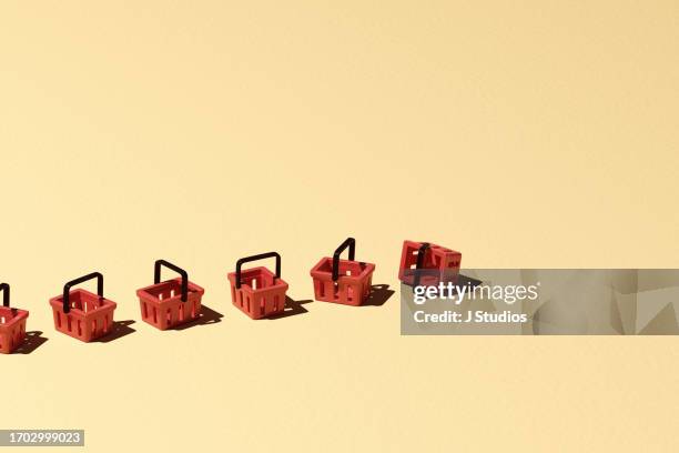shopping lineup conceptual image - panier à provision photos et images de collection