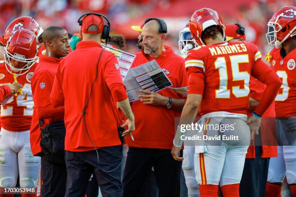 Matt Nagy, offensive coordinator with the Kansas City chiefs, huddles with the offensive players during a second quarter timeout against the Chicago...