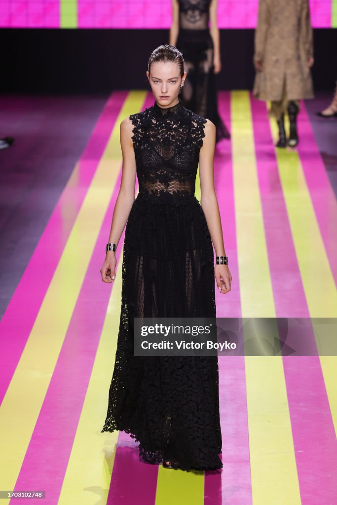 Christian Dior : Runway - Paris Fashion Week - Womenswear Spring/Summer 2024