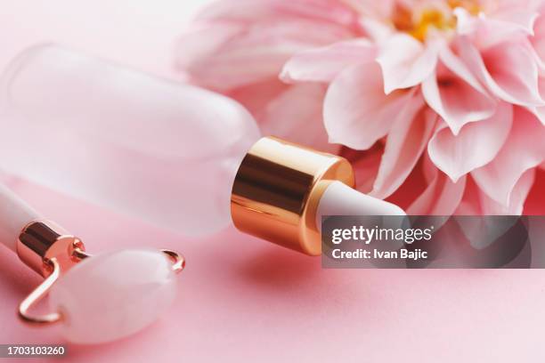 suero facial con rodillo de jade - ácido hialurónico fotografías e imágenes de stock