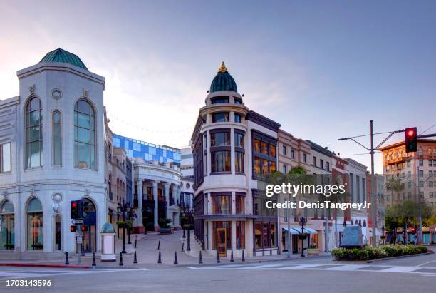 rodeo drive in beverly hills - rodeo drive stock pictures, royalty-free photos & images